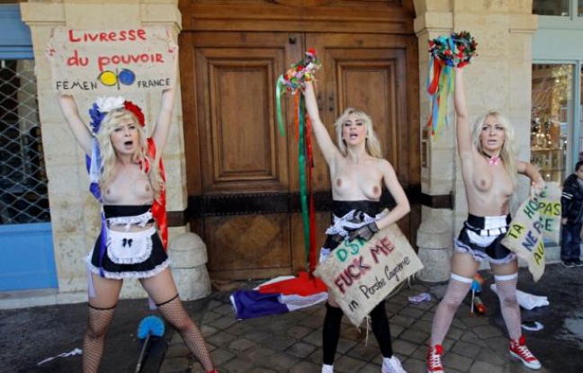 Trois militantes de l'association féministe Femen manifestent devant le domicile parisien de Dominique Strauss-Kahn, place des Vosges, le 31 octobre 2011. Trois militantes de l'association féministe Femen manifestent devant le domicile parisien de Dominique Strauss-Kahn, place des Vosges, le 31 octobre 2011.
