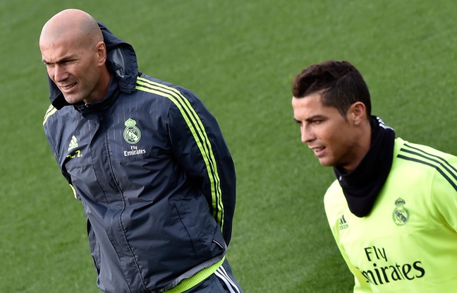 Zinédine Zidane et Cristiano Ronaldo lors d'un entraînement du Real Madrid, le 8 janvier 2016. Zinédine Zidane et Cristiano Ronaldo lors d'un entraînement du Real Madrid, le 8 janvier 2016.