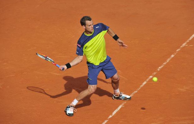 Le joueur français Paul-Henri Mathieu, lors de sa victoire à Roland-Garros contre John Isner, le 31 mai 2012. Le joueur français Paul-Henri Mathieu, lors de sa victoire à Roland-Garros contre John Isner, le 31 mai 2012.