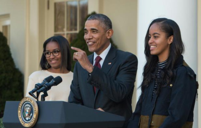 Barack Obama, entouré de ses filles Malia (d) et Sasha (g), le 25 novembre 2015, à Washington DC Barack Obama, entouré de ses filles Malia (d) et Sasha (g), le 25 novembre 2015, à Washington DC