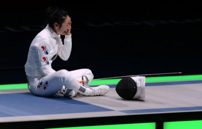 L'escrimeuse sud-coréenne Shin A Lam, battue en demi-finale de la compétition d'épée après un imbroglio sur le déclenchement du chronomètre, refusait toujours de quitter la piste alors que ses responsables essayaient de faire revenir la fédération internationale sur sa décision lundi soir. L'escrimeuse sud-coréenne Shin A Lam, battue en demi-finale de la compétition d'épée après un imbroglio sur le déclenchement du chronomètre, refusait toujours de quitter la piste alors que ses responsables essayaient de faire revenir la fédération internationale sur sa décision lundi soir.