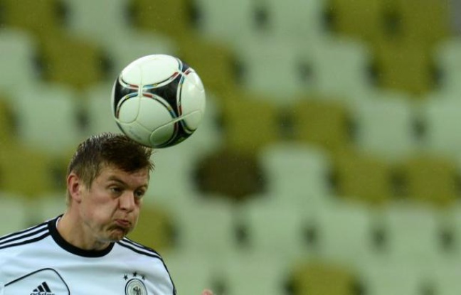 L'Allemagne alignait Toni Kroos en milieu droit à la place de Thomas Müller en demi-finale contre l'Italie, pour sa première titularisation de l'Euro-2012, les Italiens ayant déplacé Federico Balzaretti d'arrière-gauche à arrière-droit, jeudi à Varsovie. L'Allemagne alignait Toni Kroos en milieu droit à la place de Thomas Müller en demi-finale contre l'Italie, pour sa première titularisation de l'Euro-2012, les Italiens ayant déplacé Federico Balzaretti d'arrière-gauche à arrière-droit, jeudi à Varsovie.