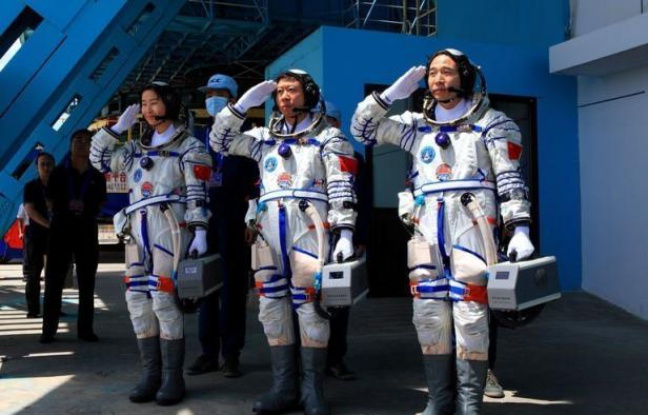 La Chine a lancé samedi vers l'espace son vaisseau Shenzhou IX à bord duquel se trouve sa première femme astronaute, dans le cadre de son ambitieux programme pour se doter d'une station orbitale, selon des images diffusées par la télévision nationale. La Chine a lancé samedi vers l'espace son vaisseau Shenzhou IX à bord duquel se trouve sa première femme astronaute, dans le cadre de son ambitieux programme pour se doter d'une station orbitale, selon des images diffusées par la télévision nationale.