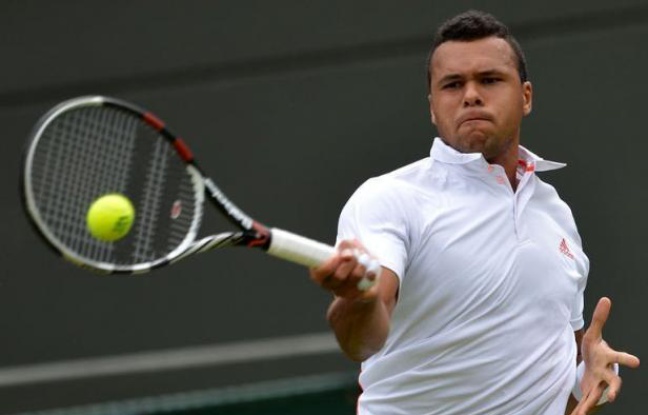 Les Français se sont montrés, comme la veille, particulièrement inspirés mardi à Wimbledon, où six d'entre eux ont franchi le premier tour, dont Jo-Wilfried Tsonga, lequel n'a pas été trop gêné par son doigt blessé et a facilement écarté l'Australien Lleyton Hewitt. Les Français se sont montrés, comme la veille, particulièrement inspirés mardi à Wimbledon, où six d'entre eux ont franchi le premier tour, dont Jo-Wilfried Tsonga, lequel n'a pas été trop gêné par son doigt blessé et a facilement écarté l'Australien Lleyton Hewitt.