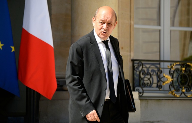 Le ministre de la Défense Jean-Yves Le Drian à la sortie du Conseil des ministres le 19 juillet 2016 à l'Elysée à Paris Le ministre de la Défense Jean-Yves Le Drian à la sortie du Conseil des ministres le 19 juillet 2016 à l'Elysée à Paris