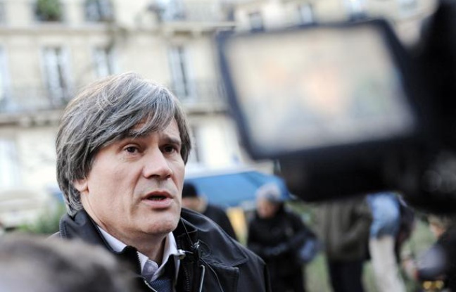 Le socialiste Stéphane Le Foll répond aux questions des journalistes à La Mutualité, à Paris, le 25 novembre 2008. Le socialiste Stéphane Le Foll répond aux questions des journalistes à La Mutualité, à Paris, le 25 novembre 2008.