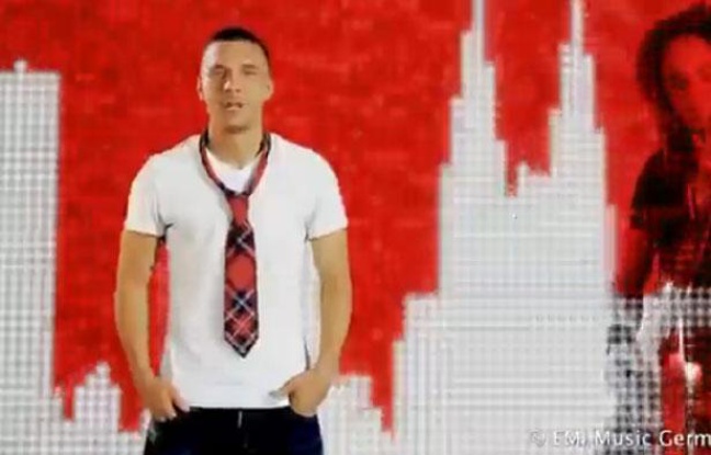L'attaquant allemand Lukas Podolski dans un clip pour un groupe allemand de pop. L'attaquant allemand Lukas Podolski dans un clip pour un groupe allemand de pop.