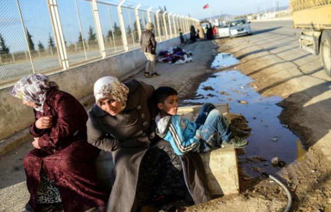 Des Syriens attendent au point de passage d'Oncupinar, près de la ville de Kilis en Turquie, de pouvoir retourner en Syrie, le 9 février 2016 Des Syriens attendent au point de passage d'Oncupinar, près de la ville de Kilis en Turquie, de pouvoir retourner en Syrie, le 9 février 2016