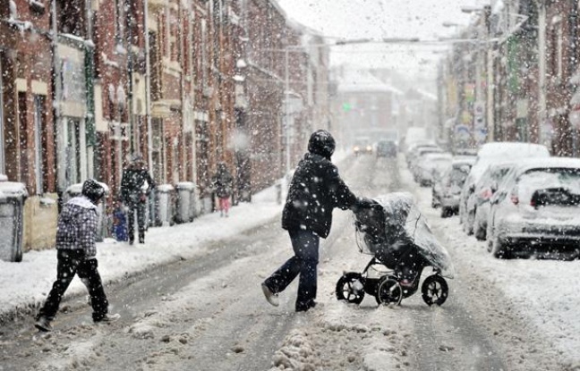 Une femme et ses deux enfants dans une rue d'Armentières, dans le Nord, le 5 mars 2012. Une femme et ses deux enfants dans une rue d'Armentières, dans le Nord, le 5 mars 2012.
