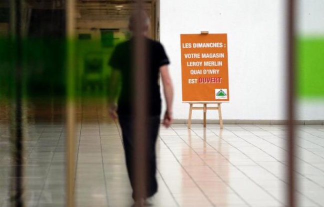 La ministre des Affaires sociales Marisol Touraine a annoncé dimanche que Jean-Marc Ayrault réunirait lundi "les ministres concernés" pour voir comment "faire éventuellement évoluer les choses" dans le dossier du travail dominical, alors que quatorze magasins de bricolage ont bravé l'interdiction d'ouvrir. La ministre des Affaires sociales Marisol Touraine a annoncé dimanche que Jean-Marc Ayrault réunirait lundi "les ministres concernés" pour voir comment "faire éventuellement évoluer les choses" dans le dossier du travail dominical, alors que quatorze magasins de bricolage ont bravé l'interdiction d'ouvrir.