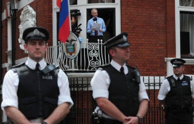 Le fondateur de WikiLeaks, Julian Assange, est apparu pour la première fois publiquement dimanche, sur le balcon de l'ambassade d'Equateur à Londres, remerciant ceux qui l'ont aidé, notamment ce pays, et demandant aux Etats-Unis de cesser la "chasse aux sorcières" contre son réseau. Le fondateur de WikiLeaks, Julian Assange, est apparu pour la première fois publiquement dimanche, sur le balcon de l'ambassade d'Equateur à Londres, remerciant ceux qui l'ont aidé, notamment ce pays, et demandant aux Etats-Unis de cesser la "chasse aux sorcières" contre son réseau.
