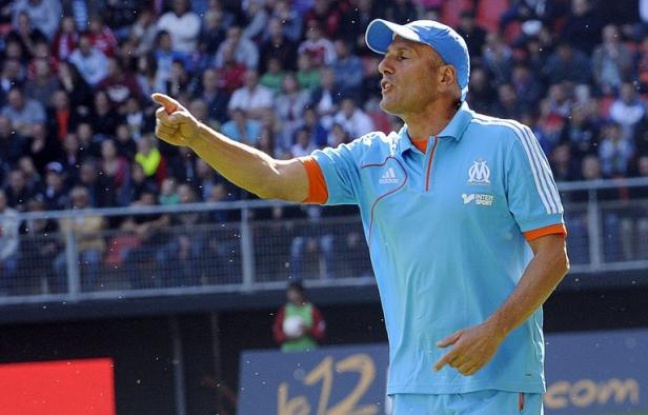 La lourde défaite du leader marseillais dimanche à Valenciennes (4-1) montre les limites d'un groupe déjà très sollicité depuis le début de la saison et soulève des interrogations à moins d'une semaine d'un clasico explosif face au dauphin, le PSG, qui revient très fort. La lourde défaite du leader marseillais dimanche à Valenciennes (4-1) montre les limites d'un groupe déjà très sollicité depuis le début de la saison et soulève des interrogations à moins d'une semaine d'un clasico explosif face au dauphin, le PSG, qui revient très fort.