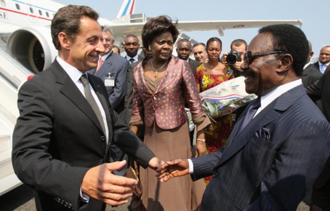 Nicolas Sarkozy accueilli par le président du Gabon, Omar Bongo, le 27 juillet 2007, à Libreville. Nicolas Sarkozy accueilli par le président du Gabon, Omar Bongo, le 27 juillet 2007, à Libreville.