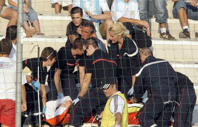 Un supporter marseillais pris en charge par les pompiers après une chute lors du match entre Marseille et Lille, le 16 août 2009. Un supporter marseillais pris en charge par les pompiers après une chute lors du match entre Marseille et Lille, le 16 août 2009.