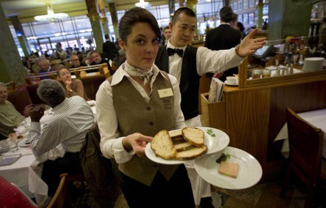 Une apprentie serveuse de l'institut Paul Bocuse, fait ses gammes dans la brasserie «La Coupole» de Paris, le 12 novembre 2012 Une apprentie serveuse de l'institut Paul Bocuse, fait ses gammes dans la brasserie «La Coupole» de Paris, le 12 novembre 2012