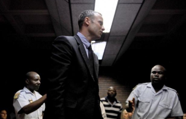 L'athlète handisport sud-africain Oscar Pistorius a été transféré aux premières heures du jour mardi au tribunal d'instance de Pretoria, où il doit comparaître pour le meurtre de son amie Reeva Steenkamp le jour de la Saint-Valentin, a rapporté la radio locale EWN. L'athlète handisport sud-africain Oscar Pistorius a été transféré aux premières heures du jour mardi au tribunal d'instance de Pretoria, où il doit comparaître pour le meurtre de son amie Reeva Steenkamp le jour de la Saint-Valentin, a rapporté la radio locale EWN.