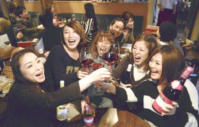 Des Japonaises ouvrent les premières bouteilles de Beaujolais nouveau, le 15 novembre 2012 à Osaka (Japon). Des Japonaises ouvrent les premières bouteilles de Beaujolais nouveau, le 15 novembre 2012 à Osaka (Japon).
