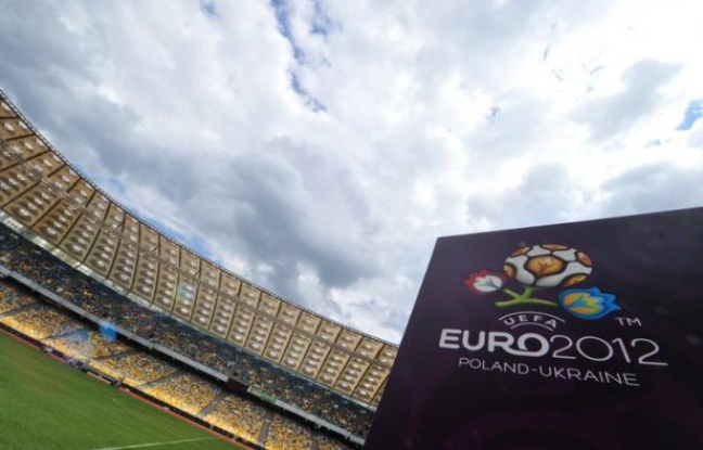 L'Ukraine et la Pologne ont réagi mardi chacune à leur façon, la première montrant les dents, la seconde plus diplomatique, aux accusations de racisme autour du foot lancées dans une émission de la BBC avec l'ex-capitaine anglais Sol Campbell, à dix jours de l'Euro-2012. L'Ukraine et la Pologne ont réagi mardi chacune à leur façon, la première montrant les dents, la seconde plus diplomatique, aux accusations de racisme autour du foot lancées dans une émission de la BBC avec l'ex-capitaine anglais Sol Campbell, à dix jours de l'Euro-2012.