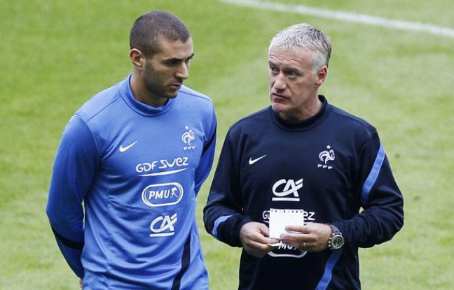 L'attaquant de l'équipe de France, Karim Benzema (à g.) avec Didier Deschamps, lors d'un entraînement au Stade de France, le 10 septembre 2012. L'attaquant de l'équipe de France, Karim Benzema (à g.) avec Didier Deschamps, lors d'un entraînement au Stade de France, le 10 septembre 2012.