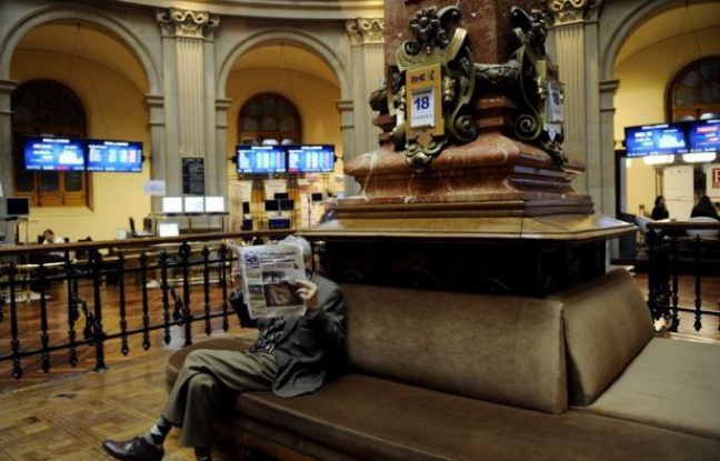 Peu convaincus par le plan d'aide aux banques espagnoles, les marchés financiers redoutent toujours le pire en zone euro, dont une sortie de la Grèce, dans l'attente de remèdes de longue haleine qui passeront obligatoirement par une Europe plus soudée, selon des analystes. Peu convaincus par le plan d'aide aux banques espagnoles, les marchés financiers redoutent toujours le pire en zone euro, dont une sortie de la Grèce, dans l'attente de remèdes de longue haleine qui passeront obligatoirement par une Europe plus soudée, selon des analystes.
