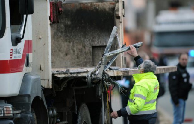 Le camion-benne incriminé dans l'accident meurtrier avec un car scolaire, le 11 février 2016, à Rochefort, en Charente-Maritime Le camion-benne incriminé dans l'accident meurtrier avec un car scolaire, le 11 février 2016, à Rochefort, en Charente-Maritime