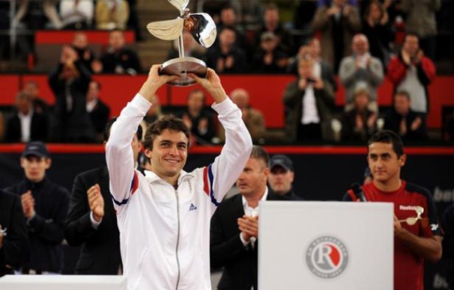Gilles Simon, 12e joueur mondial, débutera la défense de son titre face à l'Argentin Carlos Berlocq au tournoi ATP sur terre battue de Hambourg, qui débute lundi et où son compatriote Gaël Monfils ne fait pas son retour comme annoncé initialement par les organisateurs allemands. Gilles Simon, 12e joueur mondial, débutera la défense de son titre face à l'Argentin Carlos Berlocq au tournoi ATP sur terre battue de Hambourg, qui débute lundi et où son compatriote Gaël Monfils ne fait pas son retour comme annoncé initialement par les organisateurs allemands.