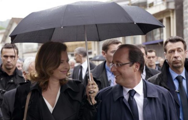 Valérie Trierweiler et François Hollande, le 9 juin 2012 à Tulle, en Corrèze. Valérie Trierweiler et François Hollande, le 9 juin 2012 à Tulle, en Corrèze.