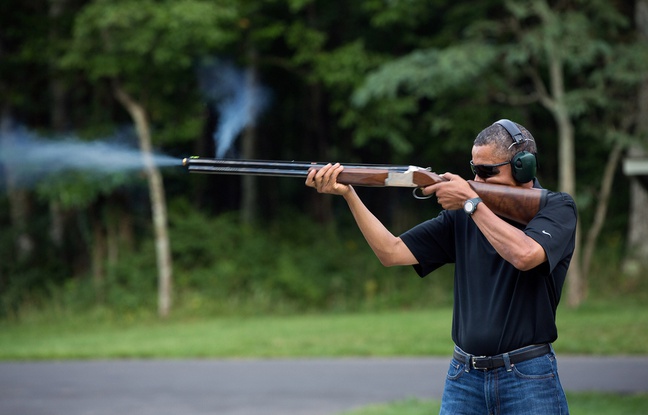 Barack Obama s'entraîne au tir à la carabine, en 2013. Barack Obama s'entraîne au tir à la carabine, en 2013.