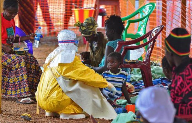Un employé de MSF donne à manger à un enfant victime d'Ebola, le 15 août 2014 dans le centre de Kailahun, en Sierra Leone Un employé de MSF donne à manger à un enfant victime d'Ebola, le 15 août 2014 dans le centre de Kailahun, en Sierra Leone