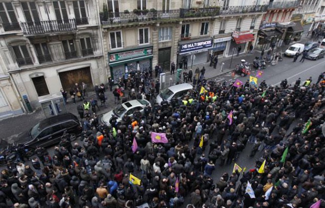 Manifestants devant les locaux du centre d'information du Kurdistan, au 147 rue la Fayette, à Paris, après le meurtre de trois femmes kurde, le 10 janvier 2013. Manifestants devant les locaux du centre d'information du Kurdistan, au 147 rue la Fayette, à Paris, après le meurtre de trois femmes kurde, le 10 janvier 2013.
