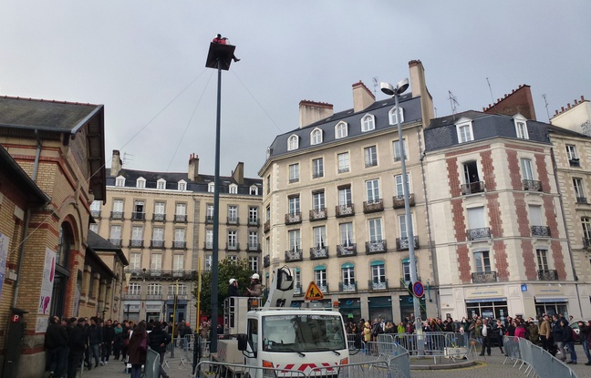L'artiste Abraham Poincheval a rejoint sa cabane ce dimanche après-midi dans le centre ville de Rennes. L'artiste Abraham Poincheval a rejoint sa cabane ce dimanche après-midi dans le centre ville de Rennes.