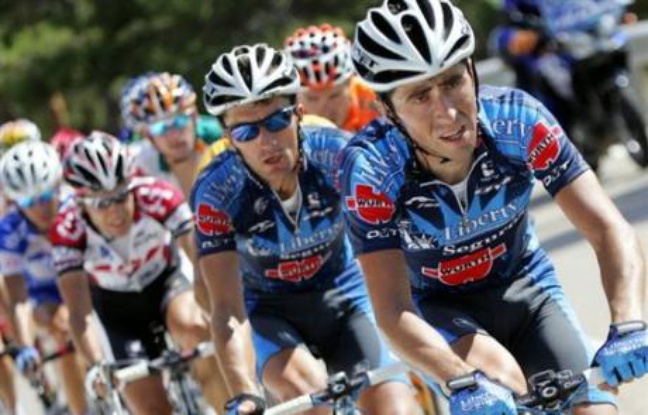 Le cycliste espagnol Joseba Beloki, 34 ans, privé d'équipe depuis 18 mois après son implication présumée dans l'affaire de dopage Puerto, a annoncé vendredi qu'il mettait fin à sa carrière, lors d'une conférence de presse à Vitoria (Pays Basque, nord) Le cycliste espagnol Joseba Beloki, 34 ans, privé d'équipe depuis 18 mois après son implication présumée dans l'affaire de dopage Puerto, a annoncé vendredi qu'il mettait fin à sa carrière, lors d'une conférence de presse à Vitoria (Pays Basque, nord)