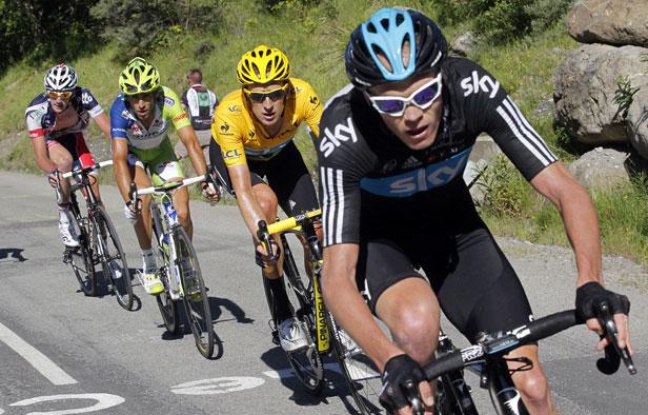 Le Britannique Chriostopher Froome (en tête) devant Bradley Wiggins, lors de la 11e étape du tour de France sur la route de La Toussuire, le 12 juillet 2012. Le Britannique Chriostopher Froome (en tête) devant Bradley Wiggins, lors de la 11e étape du tour de France sur la route de La Toussuire, le 12 juillet 2012.