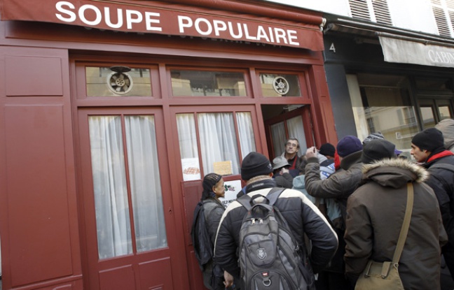 Un bénévoles accueille des personnes devant la Soupe populaire en février 2012 (Illustration). Un bénévoles accueille des personnes devant la Soupe populaire en février 2012 (Illustration).