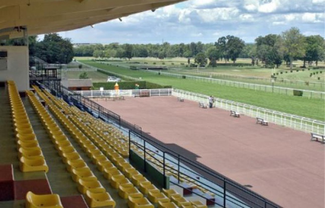 Eric Woerth aurait conclu la vente de l'hippodrome de Compiègne sans appel d'offres. Eric Woerth aurait conclu la vente de l'hippodrome de Compiègne sans appel d'offres.