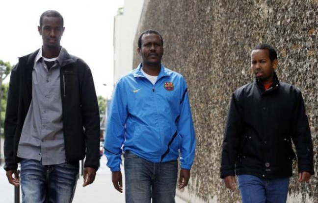Remis en liberté à l'issue du procès de la prise d'otages du Ponant, trois Somaliens ont vécu vendredi à Paris leur premier jour de liberté après quatre ans de détention provisoire, durant lesquels ils n'ont cessé de clamer leur innocence. Remis en liberté à l'issue du procès de la prise d'otages du Ponant, trois Somaliens ont vécu vendredi à Paris leur premier jour de liberté après quatre ans de détention provisoire, durant lesquels ils n'ont cessé de clamer leur innocence.