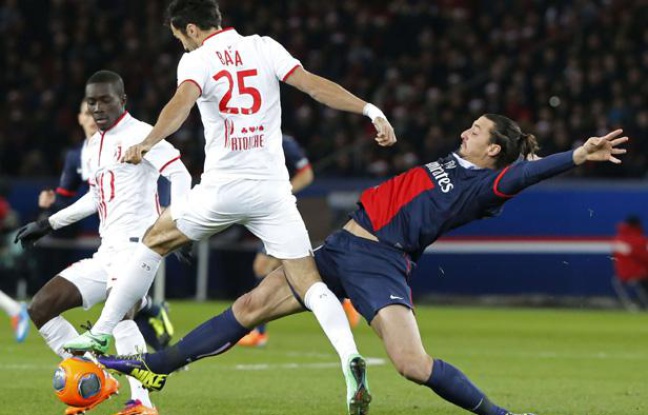 Le Lillois Marko Basa (de dos en blanc) taclé par le Parisien Zlatan Ibrahimovic, lors d'un match de L1 au Parc des Princes, le 22 décembre 2013. Le Lillois Marko Basa (de dos en blanc) taclé par le Parisien Zlatan Ibrahimovic, lors d'un match de L1 au Parc des Princes, le 22 décembre 2013.