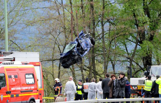 Les secours évacuent un véhicule d'un carambolage, près de Chambéry, le 13 avril 2012. Les secours évacuent un véhicule d'un carambolage, près de Chambéry, le 13 avril 2012.