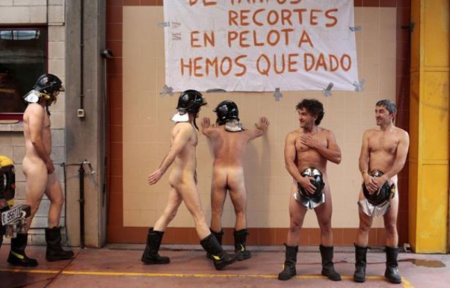 Pour protester contre la politique de rigueur du gouvernement, huit pompiers ont posé nus, jeudi, dans une petite ville du nord de l'Espagne, ajoutant une note insolite aux manifestations syndicales prévues dans la soirée dans tout le pays. Pour protester contre la politique de rigueur du gouvernement, huit pompiers ont posé nus, jeudi, dans une petite ville du nord de l'Espagne, ajoutant une note insolite aux manifestations syndicales prévues dans la soirée dans tout le pays.