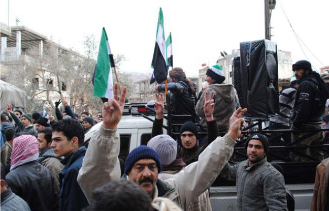 Des manifestants dans la ville de Zabadani, en Syrie, le 17 janvier 2012. Des manifestants dans la ville de Zabadani, en Syrie, le 17 janvier 2012.