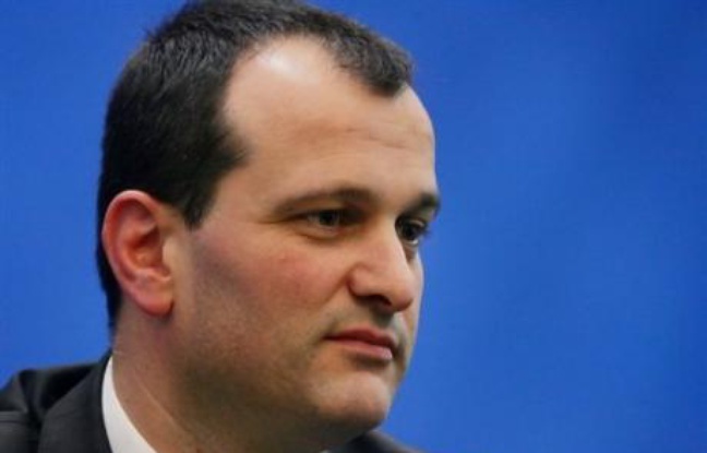 Louis Aliot, secrétaire général du Front national, a précisé lundi que les propos de Jean Marie Le Pen sur la seconde guerre mondiale "n'engagent pas le Front national", dans une tribune rendue publique par le FN. Louis Aliot, secrétaire général du Front national, a précisé lundi que les propos de Jean Marie Le Pen sur la seconde guerre mondiale "n'engagent pas le Front national", dans une tribune rendue publique par le FN.
