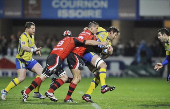 L'histoire mouvementée des confrontations entre Clermont et Toulon va connaître un nouvel épisode en demi-finale du Top 14 dimanche à Toulouse, entre une équipe auvergnate plus ambitieuse et mieux armée que jamais et le collectif pléthorique et imprévisible du RCT. L'histoire mouvementée des confrontations entre Clermont et Toulon va connaître un nouvel épisode en demi-finale du Top 14 dimanche à Toulouse, entre une équipe auvergnate plus ambitieuse et mieux armée que jamais et le collectif pléthorique et imprévisible du RCT.
