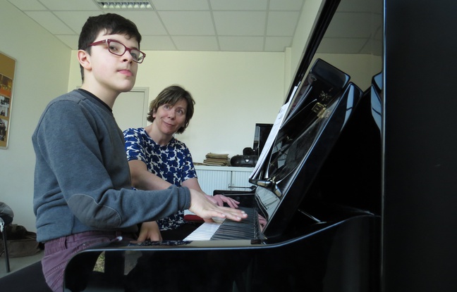 Arthur Piquemal et sa professeure de piano Anne Kablé-Lalande, lors d'u premier cours de piano pour personnes autistes, à Lille.