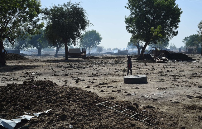 Un enfant marche dans les ruines de Leer, au Soudan du Sud, en décembre 2015. Un enfant marche dans les ruines de Leer, au Soudan du Sud, en décembre 2015.