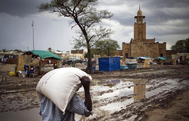 Malakal, Soudan du sud. Place du marché et vue de la mosquée, le 26 juin 2012. Malakal, Soudan du sud. Place du marché et vue de la mosquée, le 26 juin 2012.