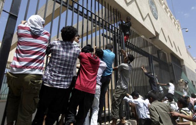 Le 13 septembre 2012, des manifestants ont attaqué l'ambassade américaine à Sanaa, au Yémen. Le 13 septembre 2012, des manifestants ont attaqué l'ambassade américaine à Sanaa, au Yémen.