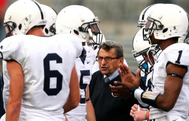 Le coach Joe Paterno, au milieu de joueurs de football de l'université de Penn State. Le coach Joe Paterno, au milieu de joueurs de football de l'université de Penn State.