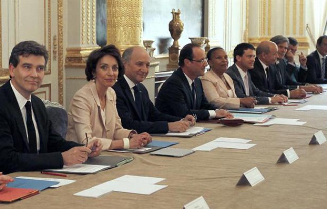 Le Premier conseil des ministres du gouvernement Ayrault, le 17 mai 2012. Le Premier conseil des ministres du gouvernement Ayrault, le 17 mai 2012.