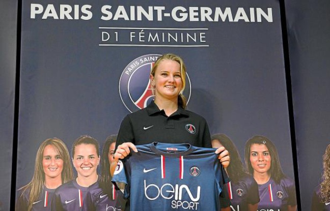 La joueuse du PSG, Lindsey Horan, lors de sa présentation avec son nouveau maillot, le 6 septembre 2012 à Paris. La joueuse du PSG, Lindsey Horan, lors de sa présentation avec son nouveau maillot, le 6 septembre 2012 à Paris.