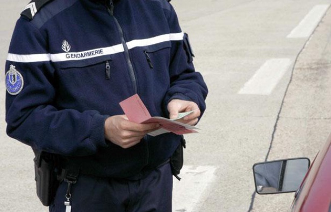 Illustration permis de conduire: Contrôle de gendarmerie à Nemours (Seine-et-Marne), le 3 juin 2006. Illustration permis de conduire: Contrôle de gendarmerie à Nemours (Seine-et-Marne), le 3 juin 2006.